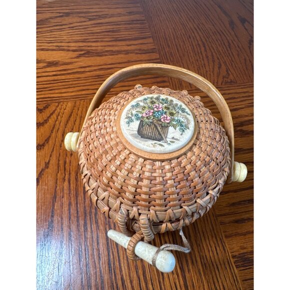 Vintage Nantucket Lidded Basket Linda Layden Swing Handle Floral Topper - Picture 2 of 11